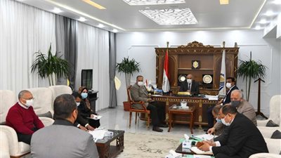 محافظ قنا يترأس لجنة اختيار المرشحين للوظائف القيادية