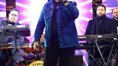 بالصور.. هشام عباس يبدا حفل كايرو فيستيفال سيتي مول باغنية 