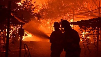 الفرار بحرا.. اندلاع حرائق فى مئات المنازل باستراليا