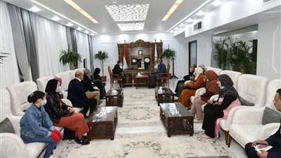 محافظ قنا يشهد حفل خطوبة فتاة داخل مكتبه.. تفاصيل