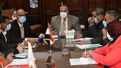 السكرتير العام يترأس اجتماع متابعة تنمية وتطوير الموارد المحلية بمراكز قنا