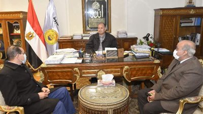 محافظ أسيوط يلتقي مدير جهاز التنمية لمشروعات.. ويؤكد دعمه لمبادرة 