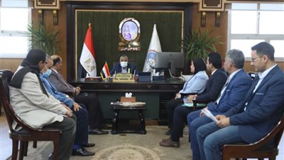 رئيس جامعة جنوب الوادي يستقبل وفد بنك الاستثمار القومي