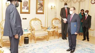 السفير المصري لدى جنوب السودان يقدم أوراق اعتماده