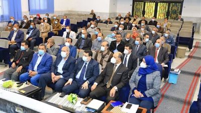 محافظ سوهاج يعقد اجتماعا موسعا لبحث مبادرة 