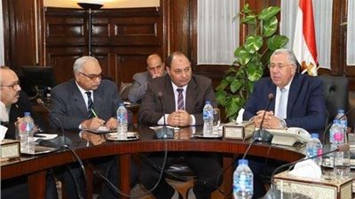 وزير الزراعة يجتمع مع رؤساء الجمعيات التعاونية لبحث تفعيل دورها في خدمة الفلاح
