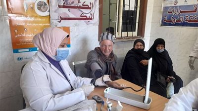 توقيع الكشف الطبى على 785حاله بنجع البركة ضمن القوافل الطيبهً التى تنظمها صحه قنا