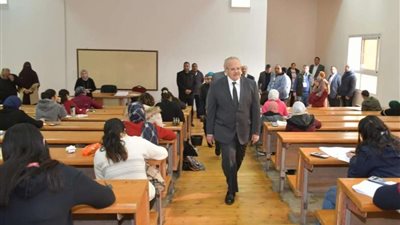 تفاصيل الجولة الأولى  لرئيس جامعة القاهرة لتفقد سير الامتحانات