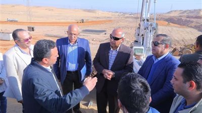 وزير النقل يتابع معدلات تنفيذ 3 محاور على النيل بمحافظتي أسوان وقنا