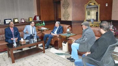 محافظ المنيا يتابع موقف المشروعات القومية مع وفد مجلس الوزراء