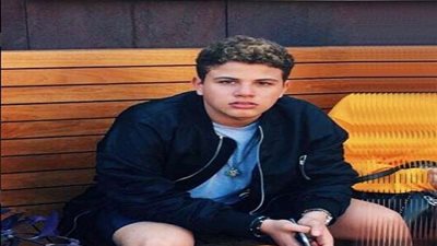 عبد الله عمرو دياب يتصفح جريدة ورقية داخل 