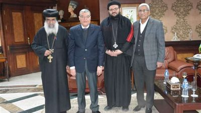 محافظ المنيا يستقبل وفد مطرانية ديرمواس ويدعو إلى توعية الشباب