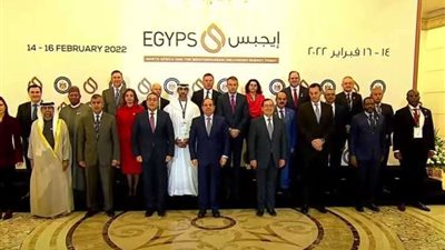 الرئيس السيسي يلتقط صورة تذكارية مع المشاركين في «إيجبس 2022»