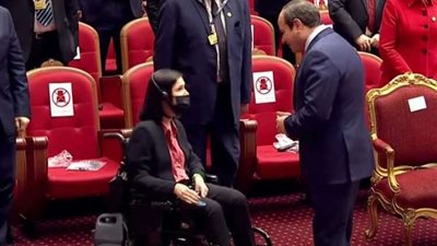 عاجل.. السيسي يصافح أحد الحضور من ذوي الاحتياجات الخاصة بـ«إيجبس 2022» (فيديو)