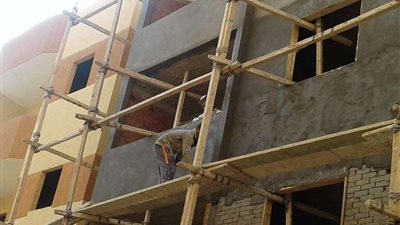 إصابة نقاشين بجروح خطيرة نتيجة سقوطهما من سقالة فى الشرقية