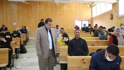 نائب رئيس جامعة جنوب الوادى يتفقد امتحانات الدراسات العليا ومتابعة تطبيق الإجراءات الاحترازية