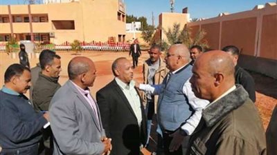 خلال زيارة مفاجئة.. الزملوط: 50 ألف جنيه لمدرسة قرية الجديدة الإعدادية بالداخلة