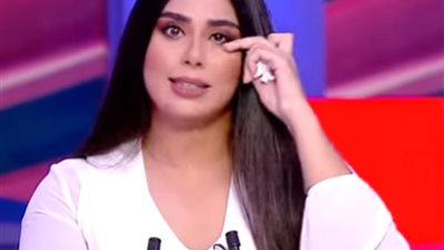 شاهد.. مذيعة قناة mbc تبكي على الهواء تأثرًا برحيل نجوى قاسم