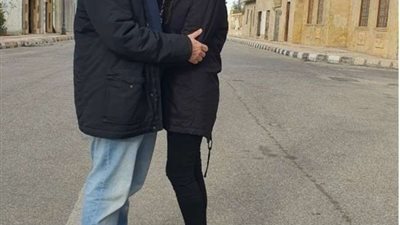 ربنا زى مايكون بيطبطب عليا.. محمد محمود عبد العزيز يحتفل بعيد الحب مع زوجته بطريقة رومانسية