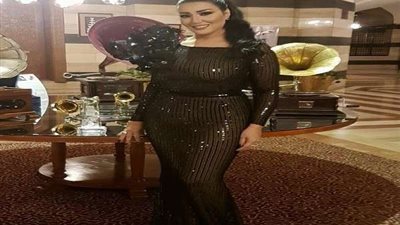 بفستان يبرز رشاقتها.. سمية الخشاب تبهر جمهورها على 
