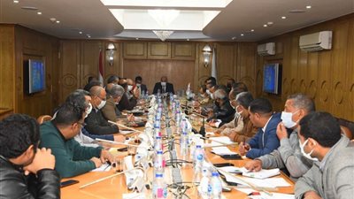 محافظ قنا يتابع معدلات رفع كفاءة 9 طرق ضمن مبادرة 