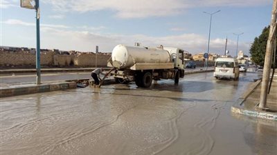 المعداوي: فريق الإنقاذ والطوارئ يزيل تجمعات مياه الأمطار بنطاق مطروح