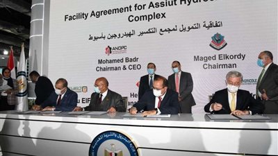 وزير البترول والثروة المعدنية يشهد توقيع عقد تمويل مجمع إنتاج السولار بأسيوط