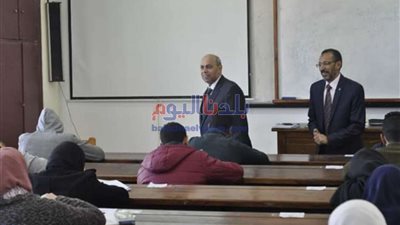رئيس جامعة المنيا يتفقد أعمال الامتحانات بـ