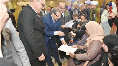 محافظ الشرقية يسلم 205 شهادة أمان و 272 عقد عمل لذوي الهمم بالعاشر من رمضان