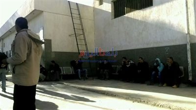 بالصور.. تجمع أهالي ضحايا حادث البحيرة لاستلام جثث ذويهم