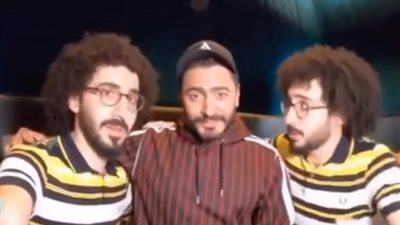 شاهد.. موقف مضحك بين تامر حسني ومعجبيه