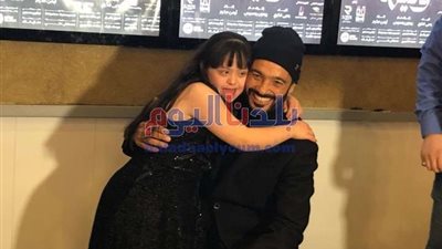 لفتة إنسانية.. خالد النبوي يصطحب طفلة من ذوي الاحتياجات بعرض 