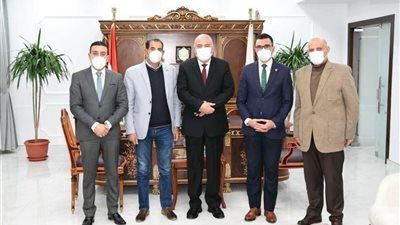 محافظ قنا يبحث إطلاق مبادرة 