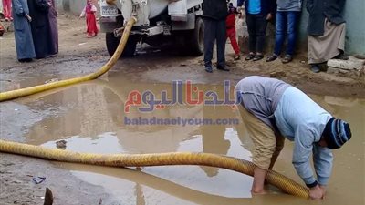 محافظ بني سويف يتابع التعامل مع تداعيات موجة الطقس السيئ ورفع مياه الأمطار