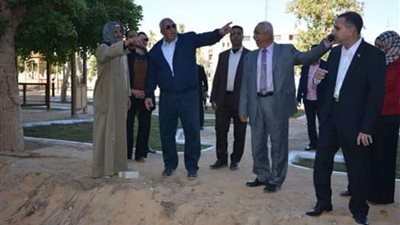 محافظ الوادي الجديد يتفقد أعمال إنشاء حديقة 
