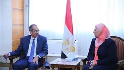 نيفين القباج تناقش مع وزير الاتصالات خطة تحديث البنية المعلوماتية لوزارة التضامن