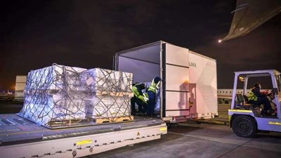 اليوم .. مطار القاهرة يستقبل أكثر من 2 مليون جرعة من لقاح فايزر