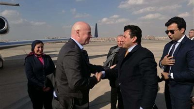 بالصور.. وزير الرياضة يستقبل رئيس الاتحاد الدولي لكرة القدم بمطار القاهرة