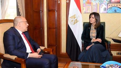 نبيلة مكرم تبحث تبادل الخبرات في ملف الهجرة والمهاجرين مع سفير الفلبين بالقاهرة