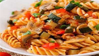 طريقة عمل مكرونة بالخضار (فيديو)