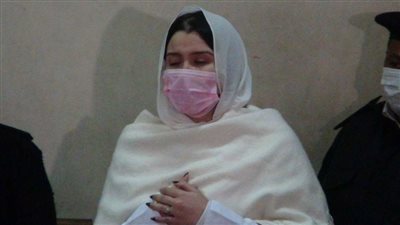 «اعتبرني زي بنتك».. حنين حسام تتوسل إلى القاضي لإنقاذها