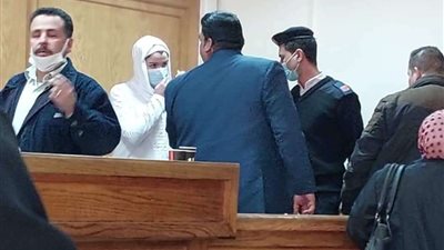 بالصور.. لحظة دخول حنين حسام غرفة المداولة ومواجهتها بالشهود