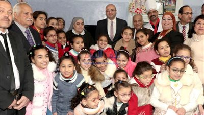 في لفتة طيبة.. محافظ بني سويف يهنئ الأطفال الأيتام بعيد الميلاد المجيد