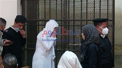 انهيار حنين حسام خلال محاكمتها في قضية الإتجار بالبشر.. اليوم (صور)