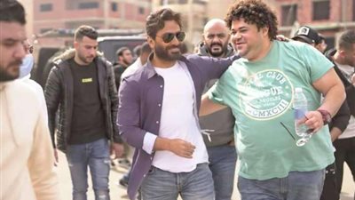 صاحب صاحبه.. مدحت إسماعيل أنتيم تامر حسنى في فيلم «بحبك» (صور)