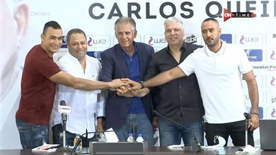 صورة أشعلت الميديا.. مدرب منتخب مصر يثير الجدل في الدوري 