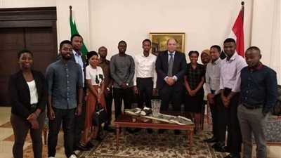 سفيرنا  في تنزانيا يستقبل مجموعة من الشباب المشارك بمنتدى شباب العالم