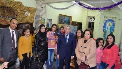 محافظ المنيا يهنئ أطفال 