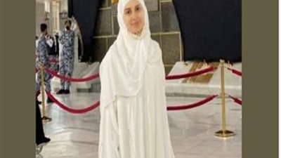 ياسمين رئيس تؤدي مناسك العمرة وتنشر صورة من أمام الكعبة