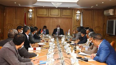 محافظ قنا يعقد اجتماعا لمناقشة المتغيرات المكانية